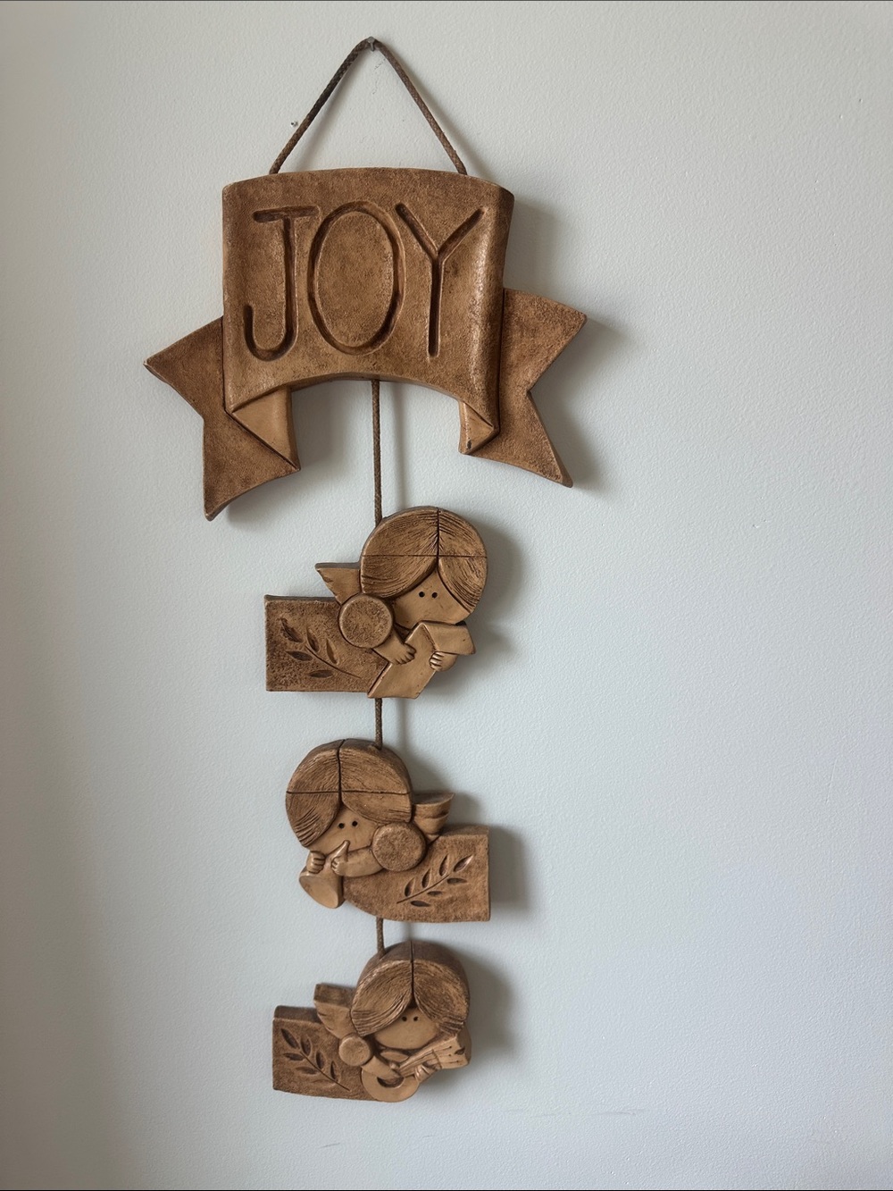 Vintage 1970s Abbey Press “Joy to the World” resin wall hanging